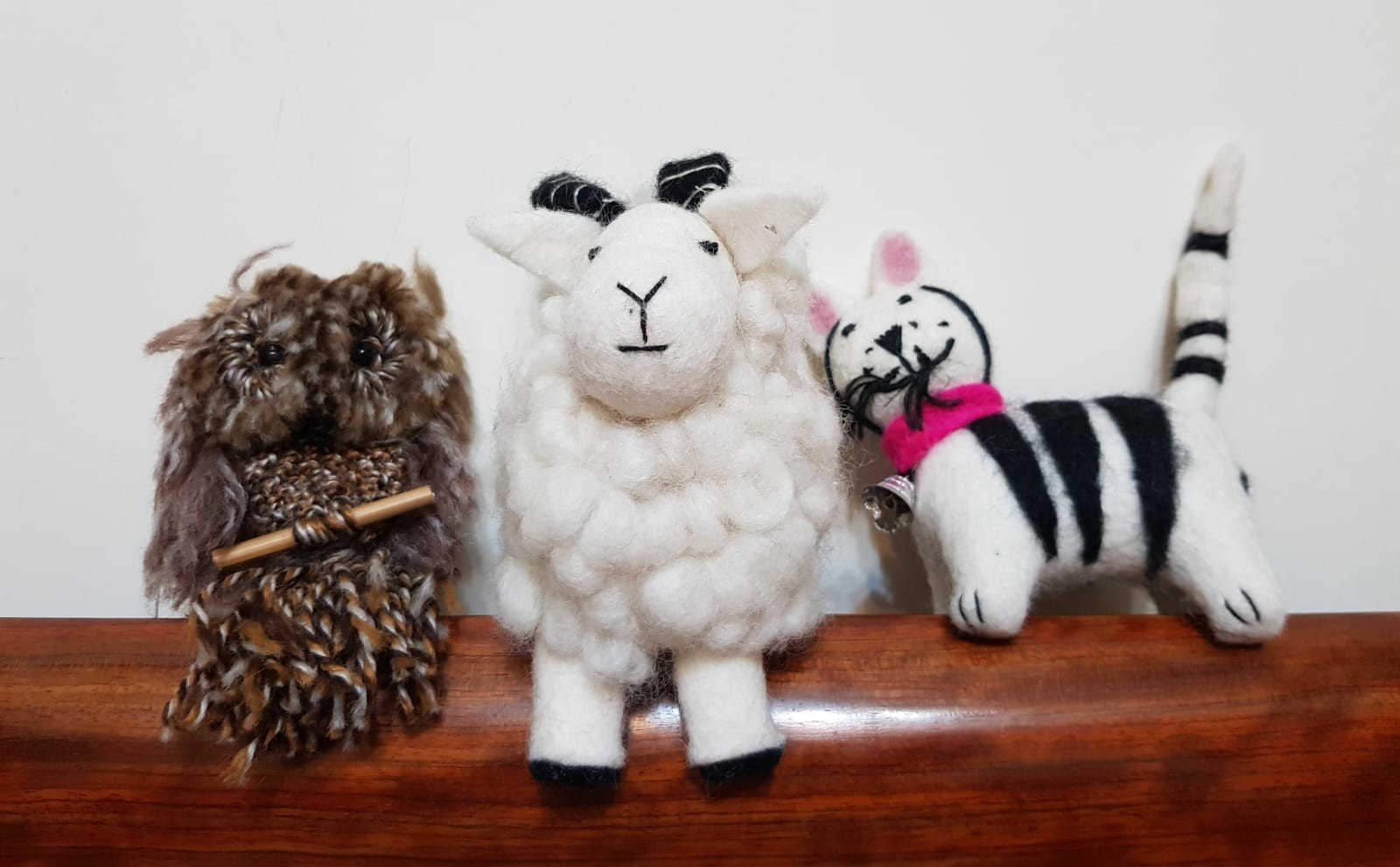 合作社成員製作的羊毛氈動物布偶。